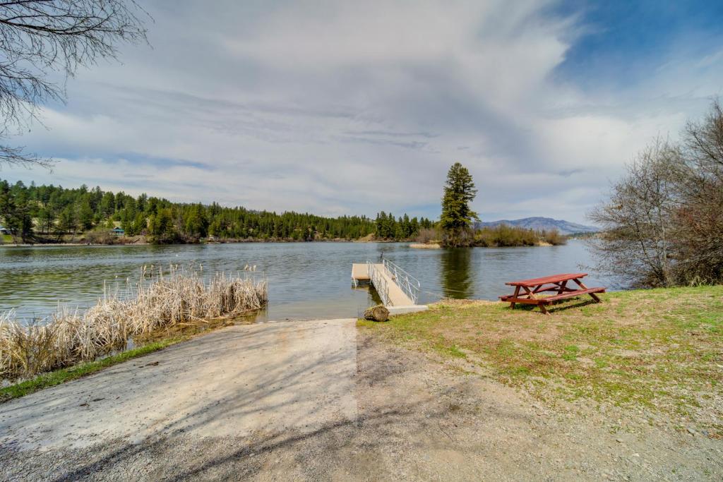 Quiet Republic Cabin with Lake Views!